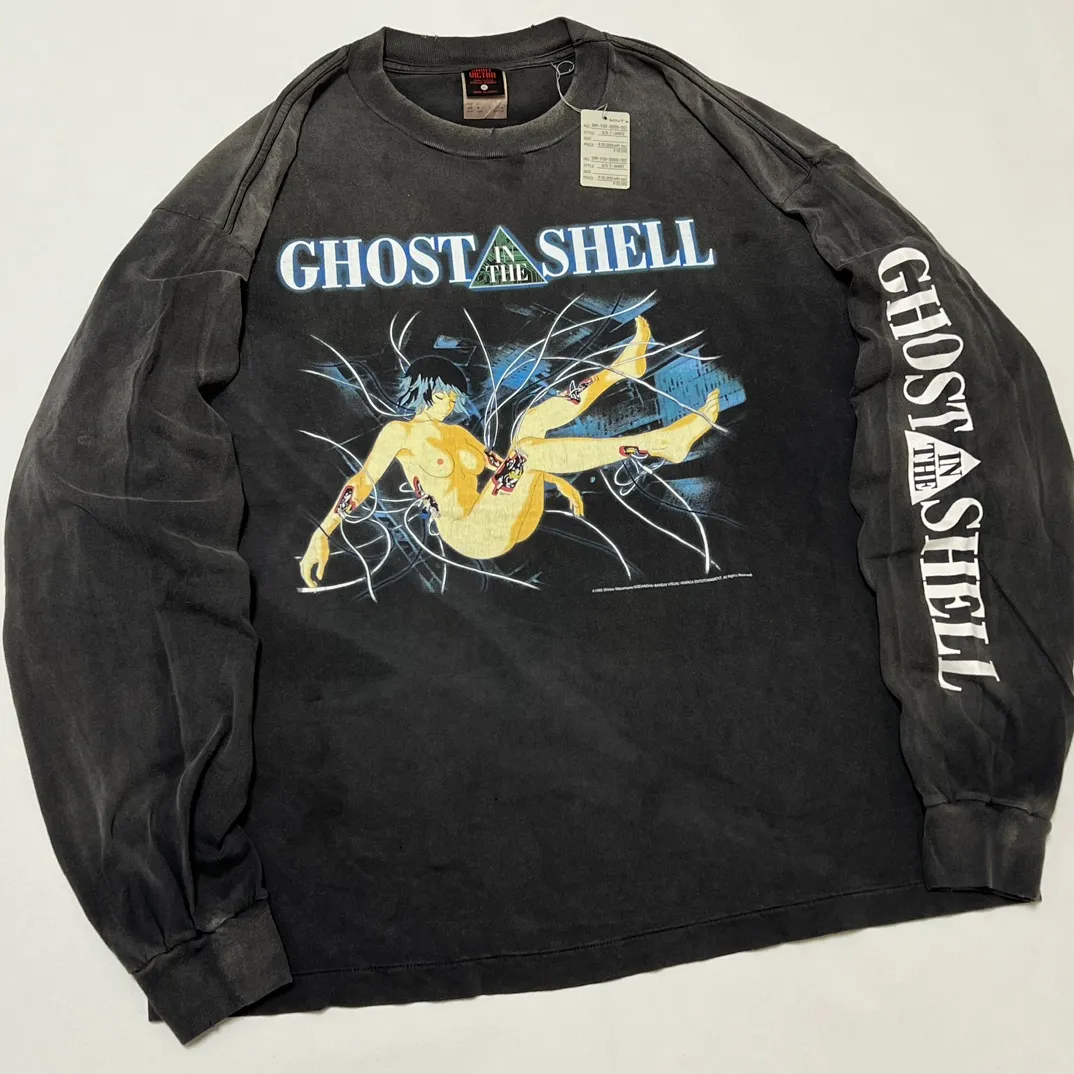 SAINT Mxxxxxx × GHOST IN THE SHELL Ghost in the Shell GS_LS TEE/GITS/BLK Big IP Ghost in the Shell co-branded model Sleeping Motoko Kusanagi Retro distressed long sleeves Washed black S-XL Ready-to-wear Assute dyeing Full-body spray fade/replacement fade Correct accessories Joint LOGO wash mark/main mark/cherub mark Super complex printing replica The drawing/pattern making cycle is very long and the hand graffiti is dirty.